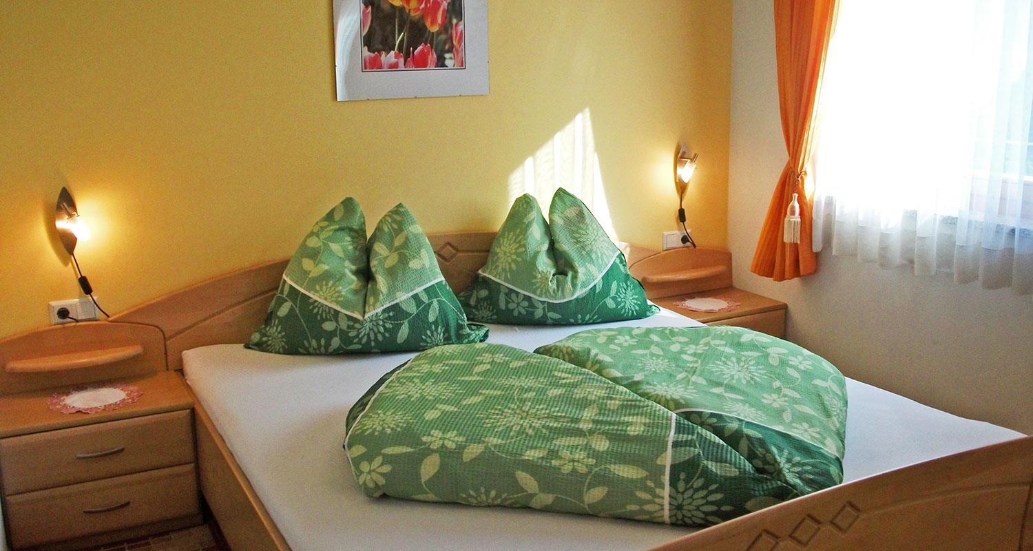 Schlafzimmer mit Doppelbett