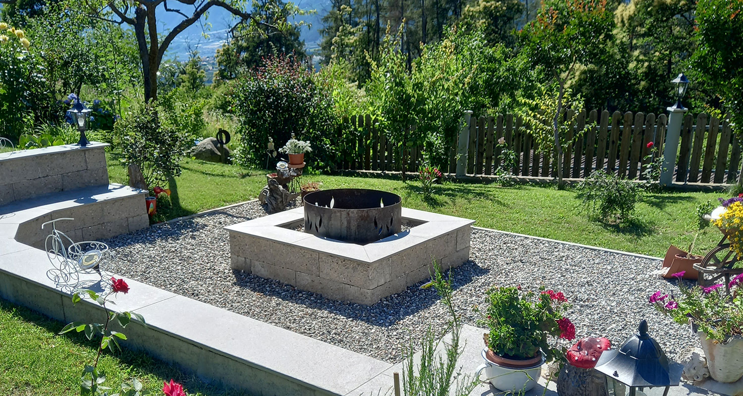 Garten mit Feuerstelle